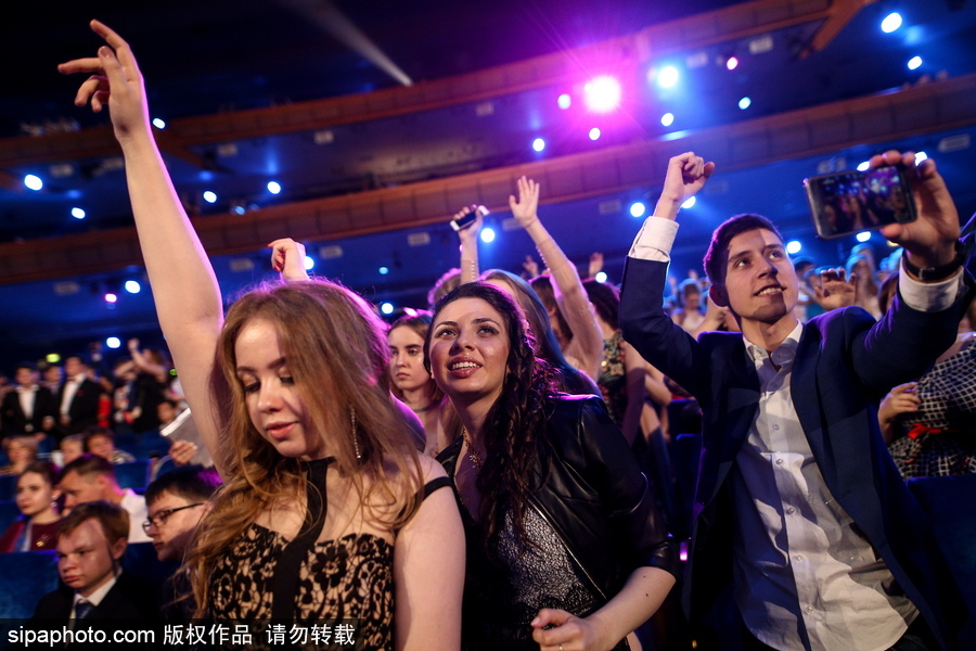狂歡亦是最好的告別 實拍俄羅斯莫斯科畢業(yè)舞會盛況