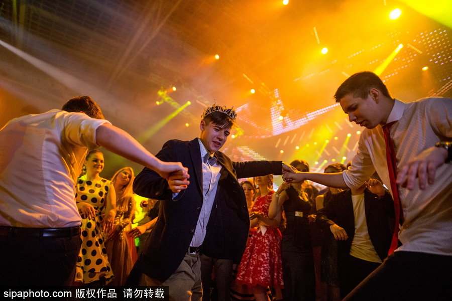 狂歡亦是最好的告別 實(shí)拍俄羅斯莫斯科畢業(yè)舞會(huì)盛況
