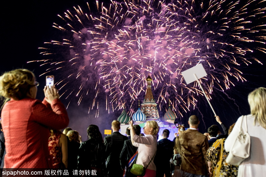 狂歡亦是最好的告別 實(shí)拍俄羅斯莫斯科畢業(yè)舞會盛況