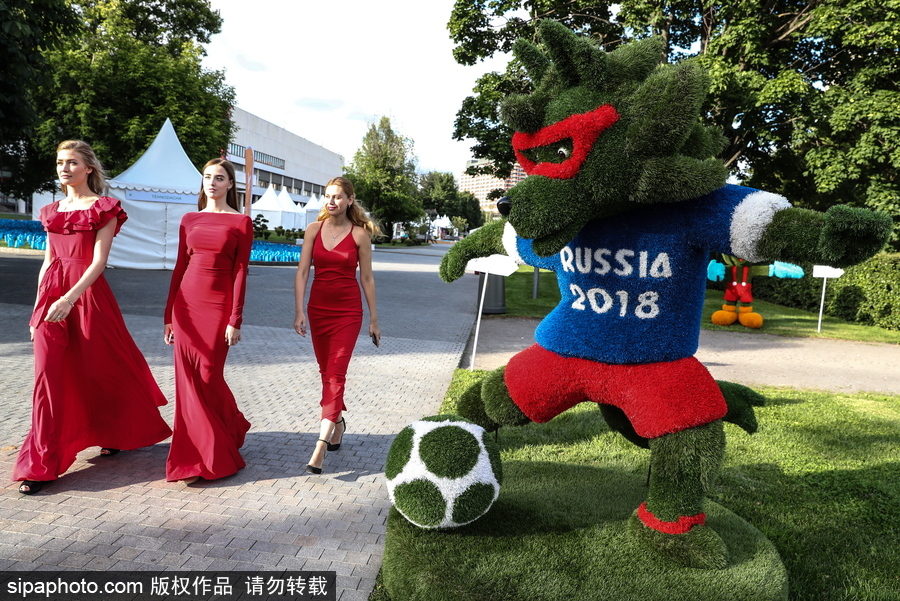 莫斯科舉辦國(guó)際花展節(jié) 精美花雕引民眾駐足