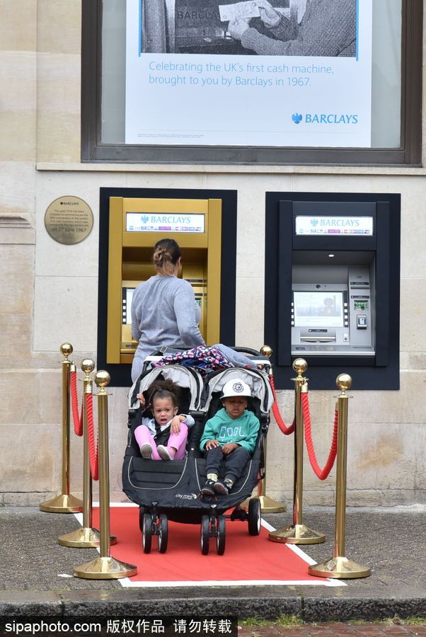 50歲啦! 世界上第一臺ATM機原來是這樣