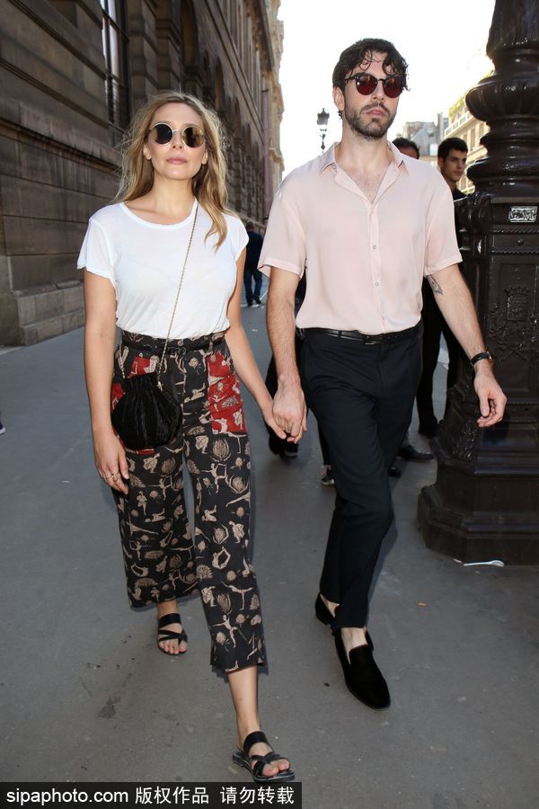 2017巴黎高定時裝周秋冬：伊麗莎白·奧爾森牽手男友甜蜜現(xiàn)身