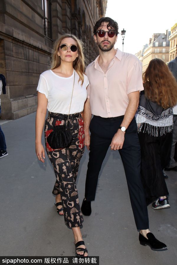 2017巴黎高定時裝周秋冬：伊麗莎白·奧爾森牽手男友甜蜜現身