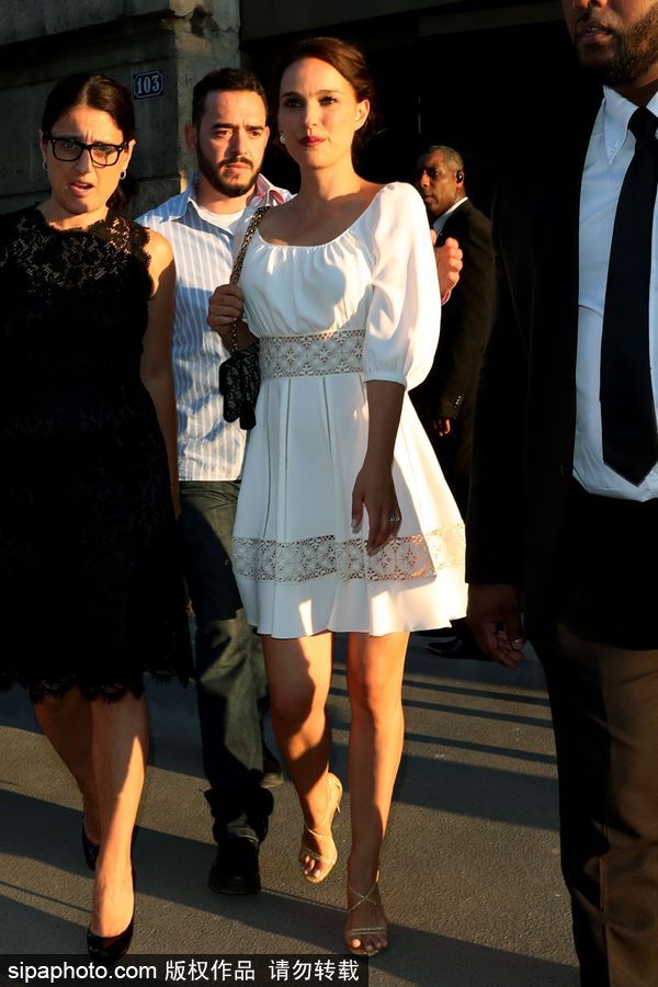 娜塔麗·波特曼產后又美的不像話！穿小白裙顏值高