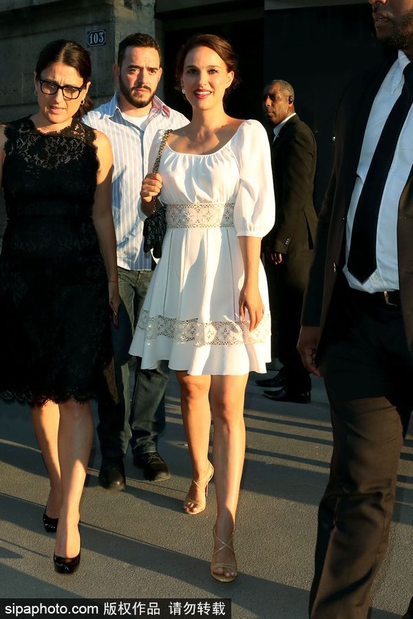 娜塔麗·波特曼產(chǎn)后又美的不像話！穿小白裙顏值高