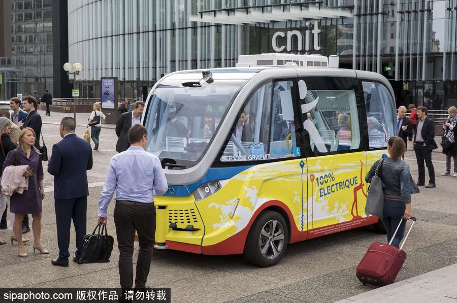 法國拉德芳斯無人駕駛小巴試運行 時速可達45公里
