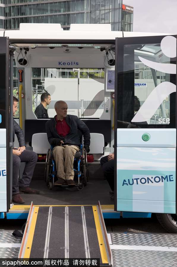 法國(guó)拉德芳斯無(wú)人駕駛小巴試運(yùn)行 時(shí)速可達(dá)45公里