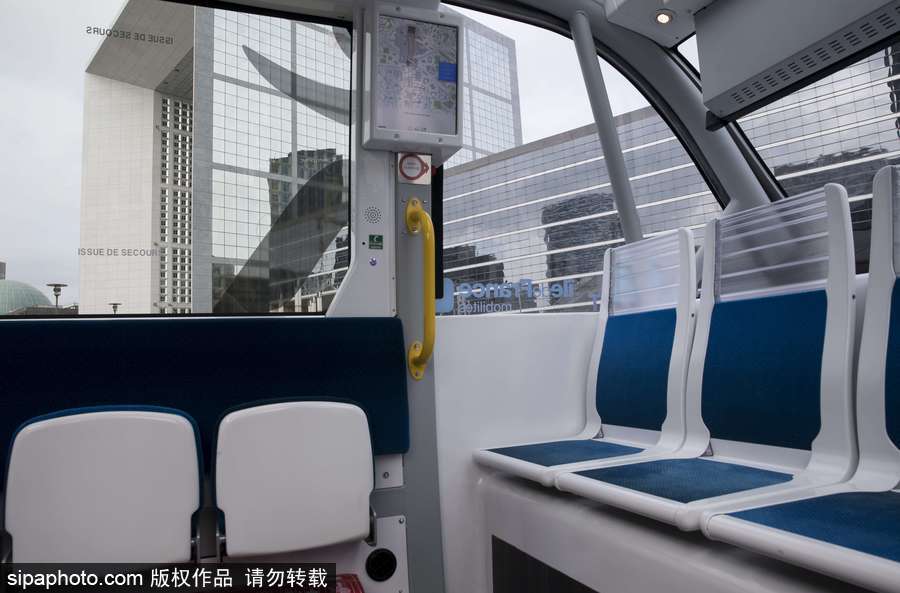 法國(guó)拉德芳斯無(wú)人駕駛小巴試運(yùn)行 時(shí)速可達(dá)45公里