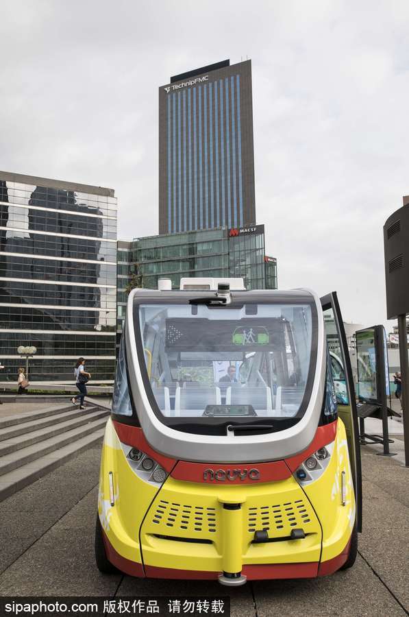 法國拉德芳斯無人駕駛小巴試運行 時速可達45公里