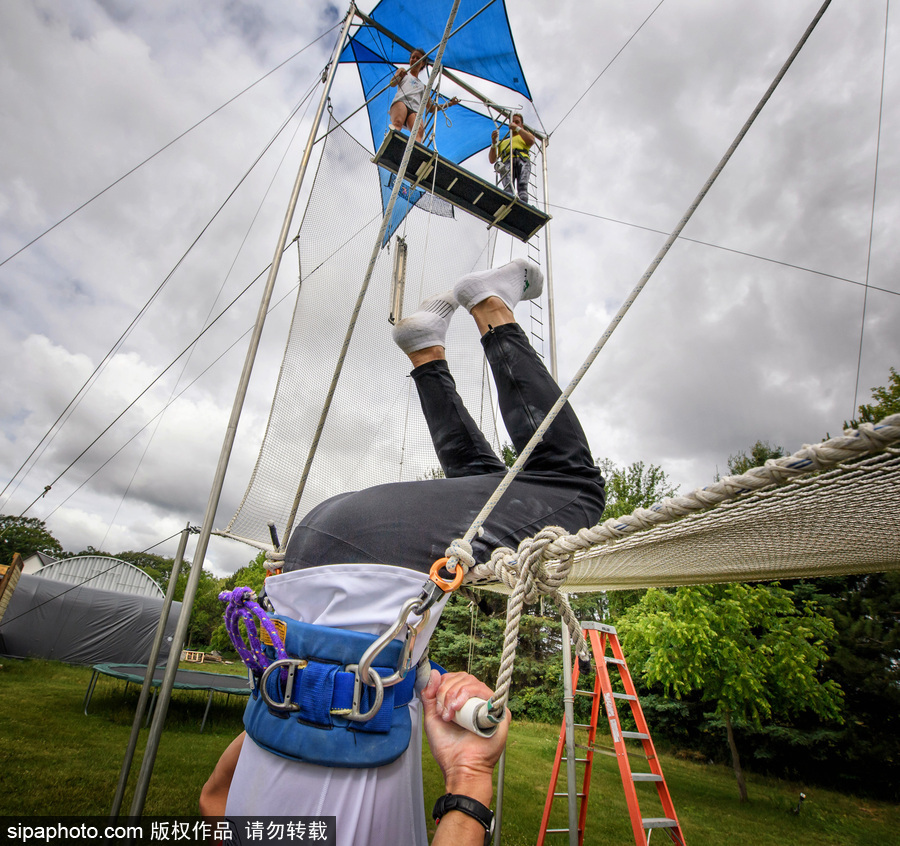 想成為空中飛人嗎？美國圣克羅伊島開設高空秋千訓練營