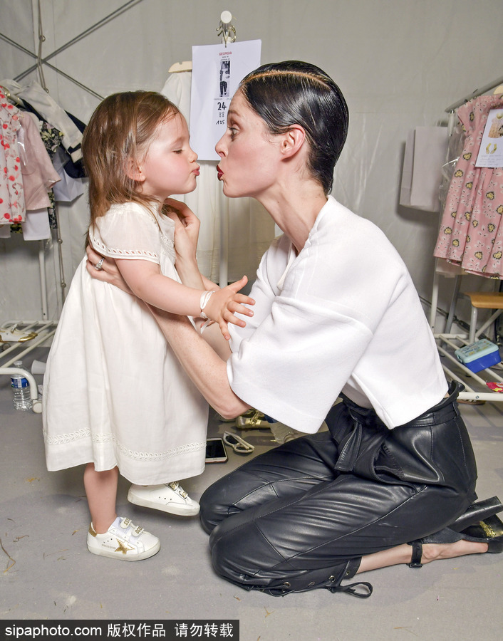 2017巴黎高定時裝周秋冬：超模可可·羅恰后臺與女兒玩耍母愛十足