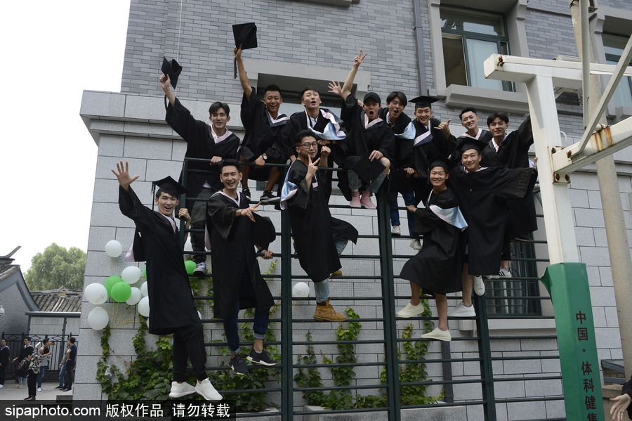 中戲舉行2017屆畢業(yè)典禮 畢業(yè)生擺poss畫(huà)面超養(yǎng)眼