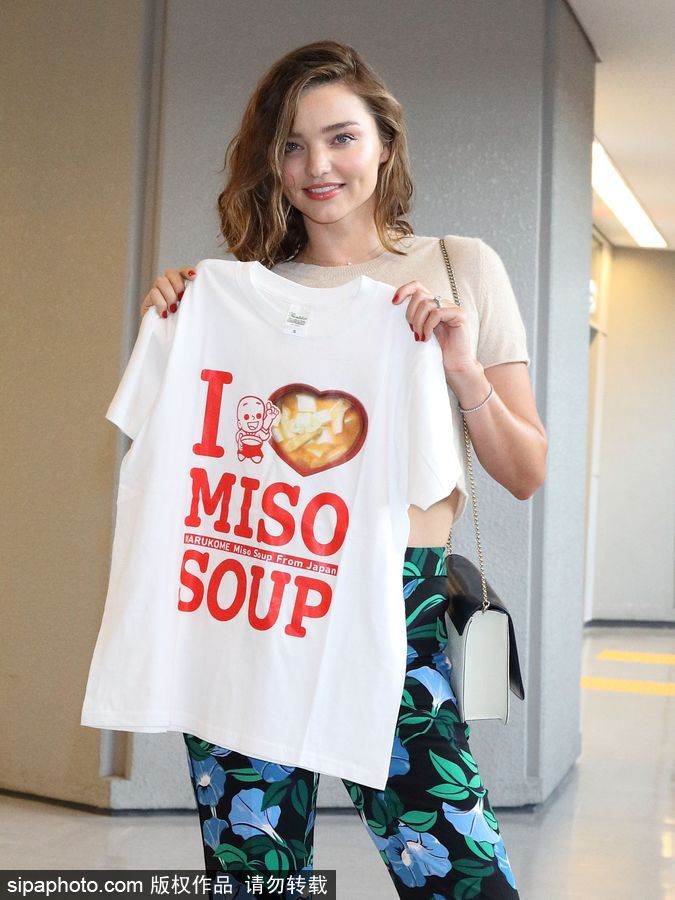 米蘭達·可兒手舉“味增湯”T恤 笑容甜美優雅迷人