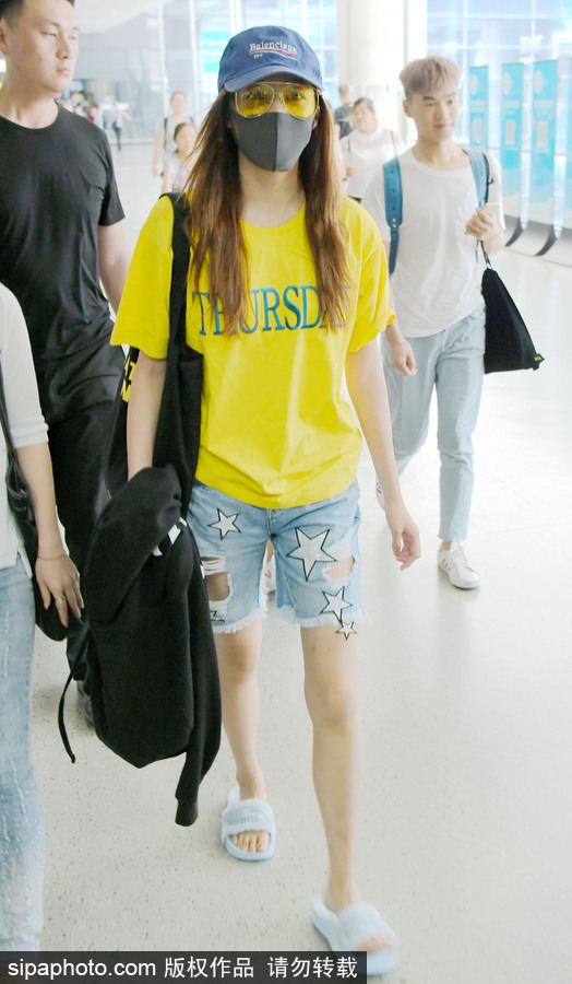 關(guān)曉彤黃T短褲踩拖鞋現(xiàn)身上海機(jī)場(chǎng) 獲眾人護(hù)駕見(jiàn)鏡頭比V賣萌
