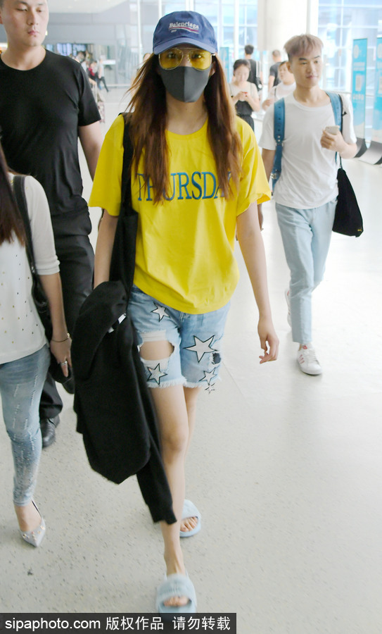 關(guān)曉彤黃T短褲踩拖鞋現(xiàn)身上海機場 獲眾人護駕見鏡頭比V賣萌
