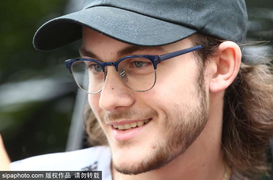 2017巴黎高定時(shí)裝周秋冬：席琳·迪翁帥氣大兒子出街人氣高漲 簽名全家福照片畫(huà)面感人