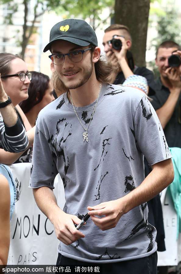 2017巴黎高定時裝周秋冬：席琳·迪翁帥氣大兒子出街人氣高漲 簽名全家福照片畫面感人