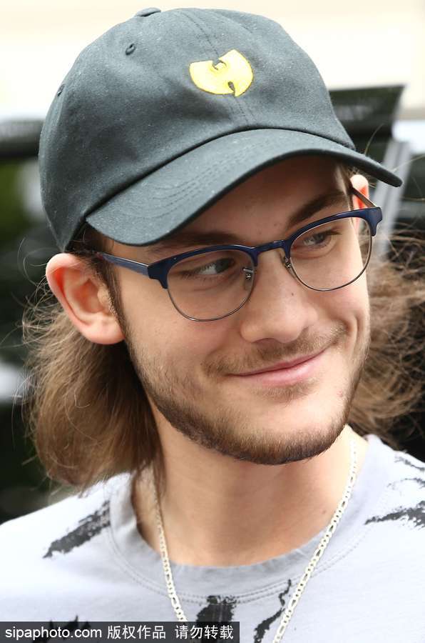 2017巴黎高定時(shí)裝周秋冬：席琳·迪翁帥氣大兒子出街人氣高漲 簽名全家福照片畫面感人