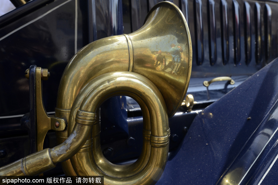 捷克舉行古董車游行 民眾身著復古服裝穿行街道