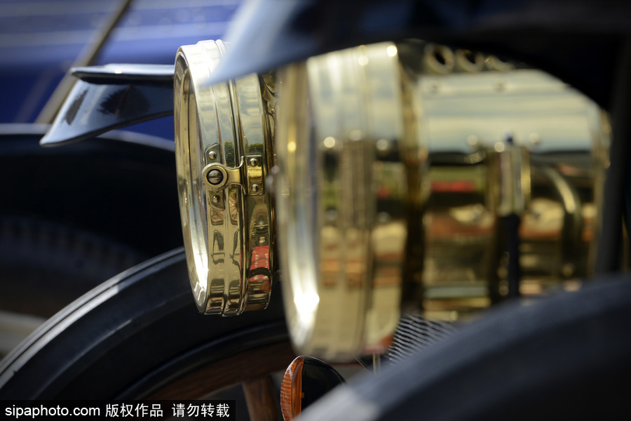 捷克舉行古董車游行 民眾身著復古服裝穿行街道