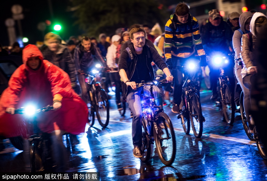 似螢火蟲“星火點點” 莫斯科夜間騎行活動點亮城市夜色