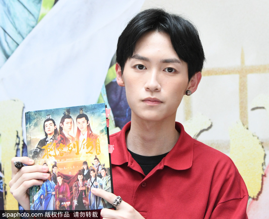 《刺客列傳》寫真書上海簽售 查杰、薛翔勻、劉彤現(xiàn)身與粉絲親密互動(dòng)