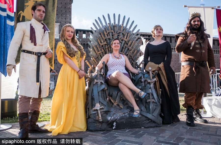 《權(quán)力的游戲》第七季開播 意大利死忠粉COS劇中人物神還原現(xiàn)場(chǎng)嗨翻天