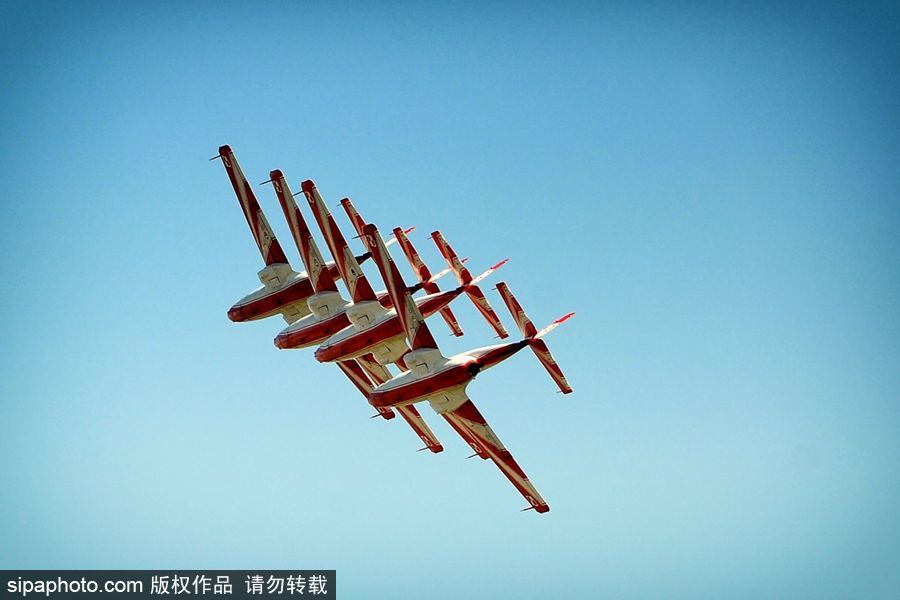 直擊捷克空軍飛行隊精彩飛行表演 整齊劃一翱翔藍天場面壯觀