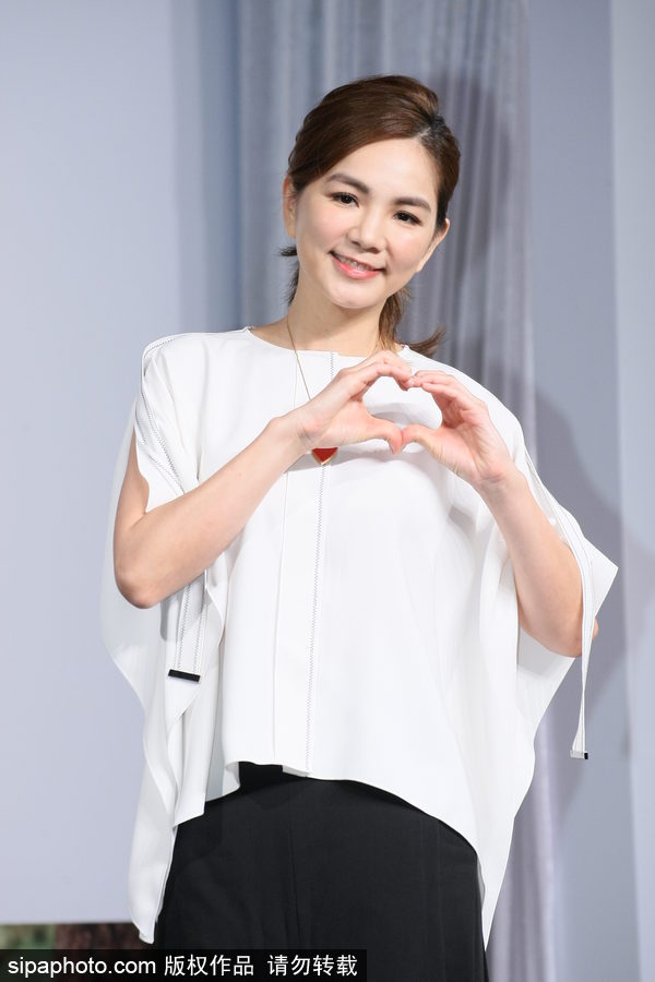 Ella陳嘉樺現(xiàn)身慈善活動 大受感動灑淚現(xiàn)場