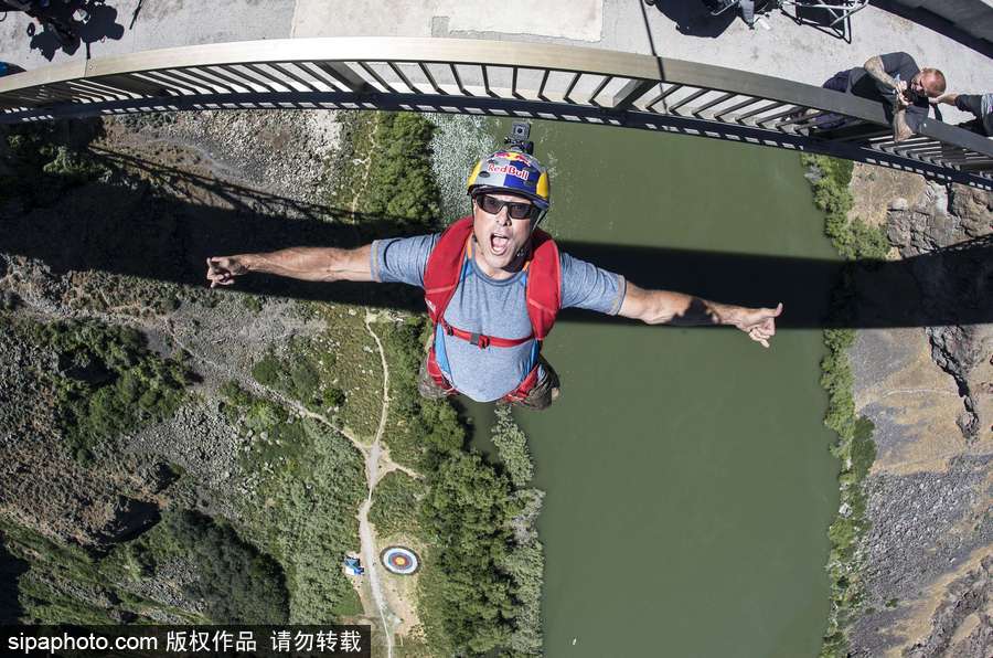 大神請收下我的膝蓋！美國跳傘高手24小時內瘋狂跳傘63次創造世界紀錄