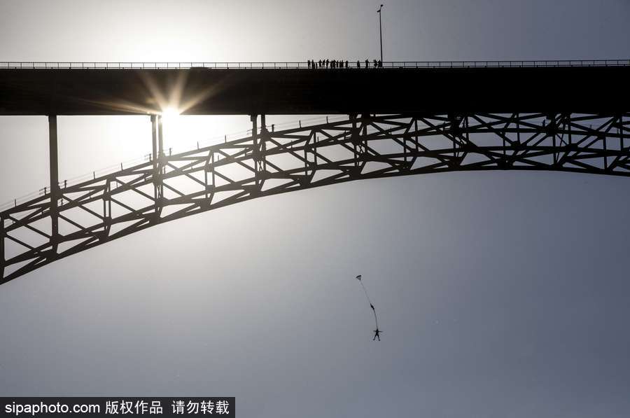 大神請收下我的膝蓋！美國跳傘高手24小時內瘋狂跳傘63次創造世界紀錄