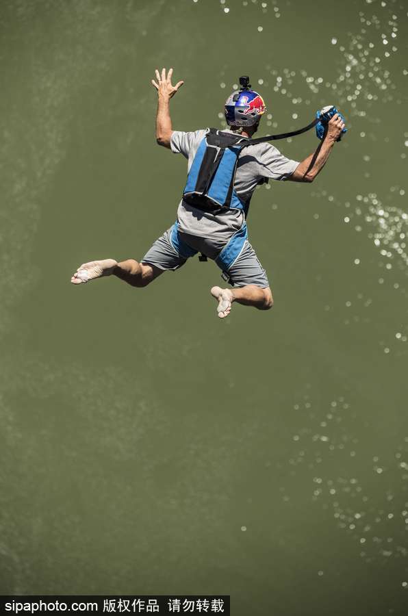 大神請收下我的膝蓋！美國跳傘高手24小時內(nèi)瘋狂跳傘63次創(chuàng)造世界紀(jì)錄