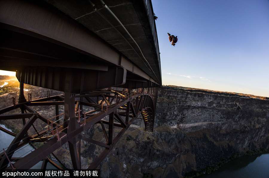 大神請收下我的膝蓋！美國跳傘高手24小時內(nèi)瘋狂跳傘63次創(chuàng)造世界紀(jì)錄