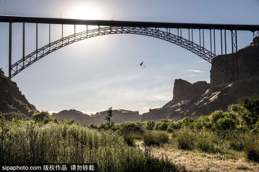 大神請收下我的膝蓋！美國跳傘高手24小時內(nèi)瘋狂跳傘63次創(chuàng)造世界紀(jì)錄