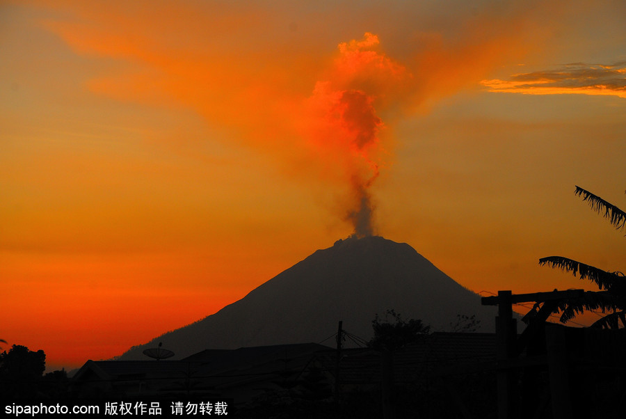 印尼錫納朋火山持續噴發 日暮時分火光沖天染紅天際