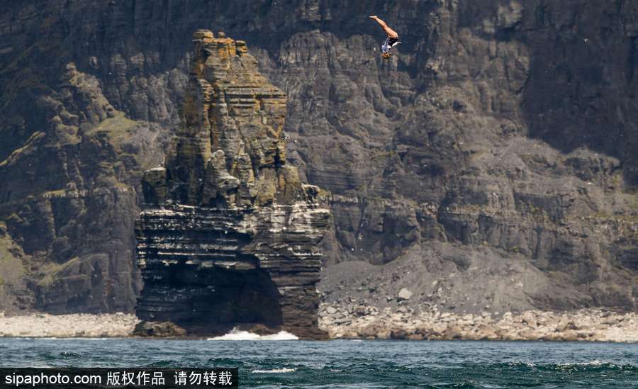 厲害了word哥！英國探險家乘坐直升機從25米高處飛躍莫赫懸崖