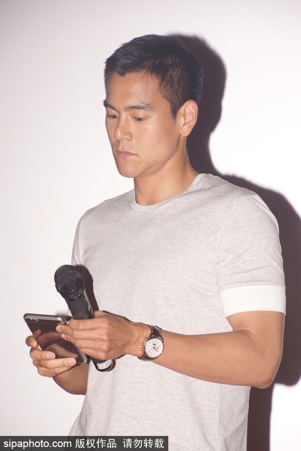 彭于晏出席電影《悟空傳》見(jiàn)面會(huì) 頻做鬼臉與粉絲互動(dòng)顯親和