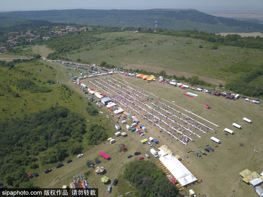 保級利亞舊式婚禮擺“長桌宴” 超4000人參加欲打破吉尼斯世界紀錄