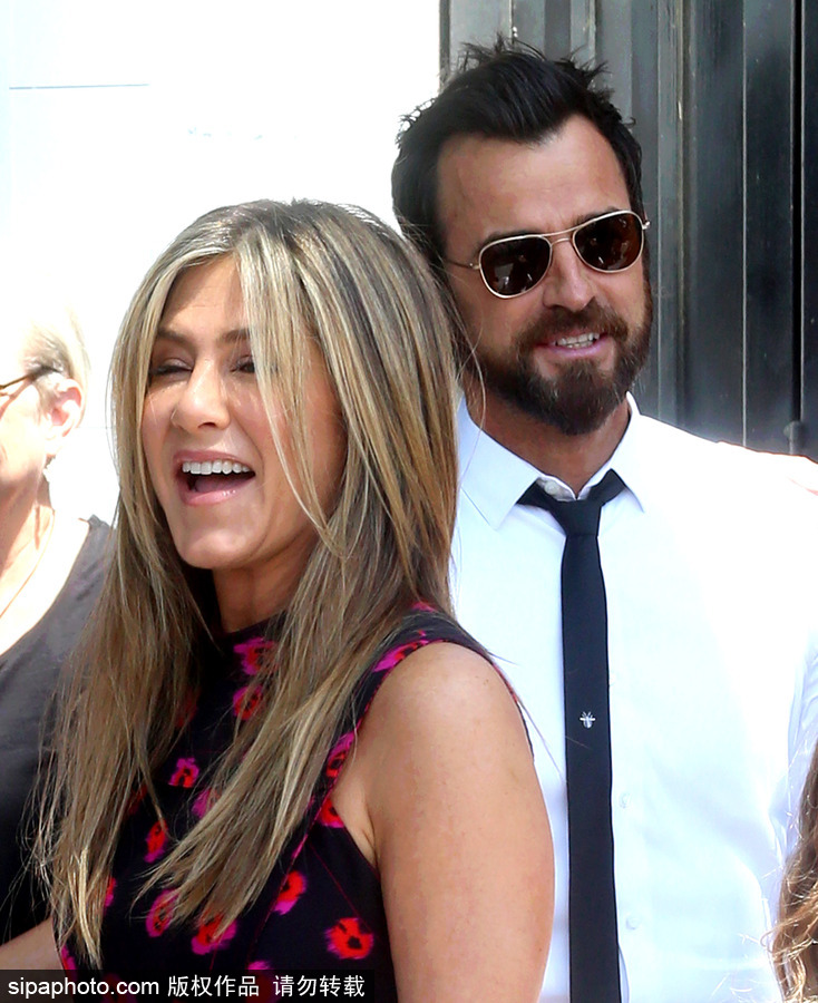 詹妮弗·安妮斯頓穿印花裙亮相表情逗趣變“表情包”