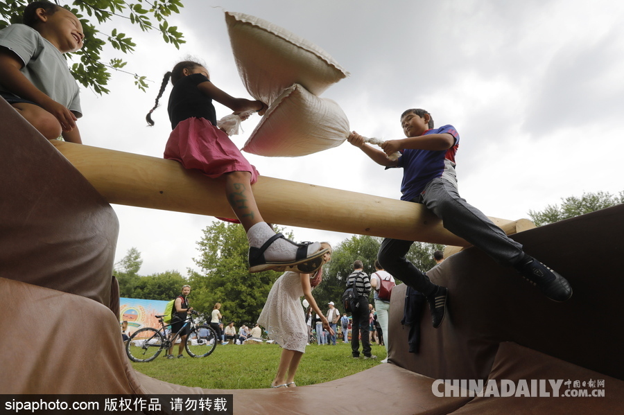 俄羅斯民眾慶祝薩班推節 “枕頭大戰”挑水桶等競賽激烈上演