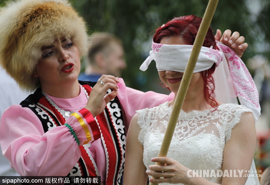 俄羅斯民眾慶祝薩班推節 “枕頭大戰”挑水桶等競賽激烈上演