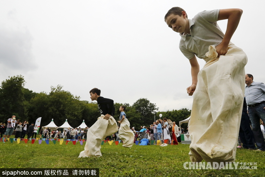 俄羅斯民眾慶祝薩班推節(jié) “枕頭大戰(zhàn)”挑水桶等競賽激烈上演