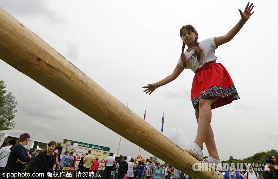 俄羅斯民眾慶祝薩班推節(jié) “枕頭大戰(zhàn)”挑水桶等競賽激烈上演