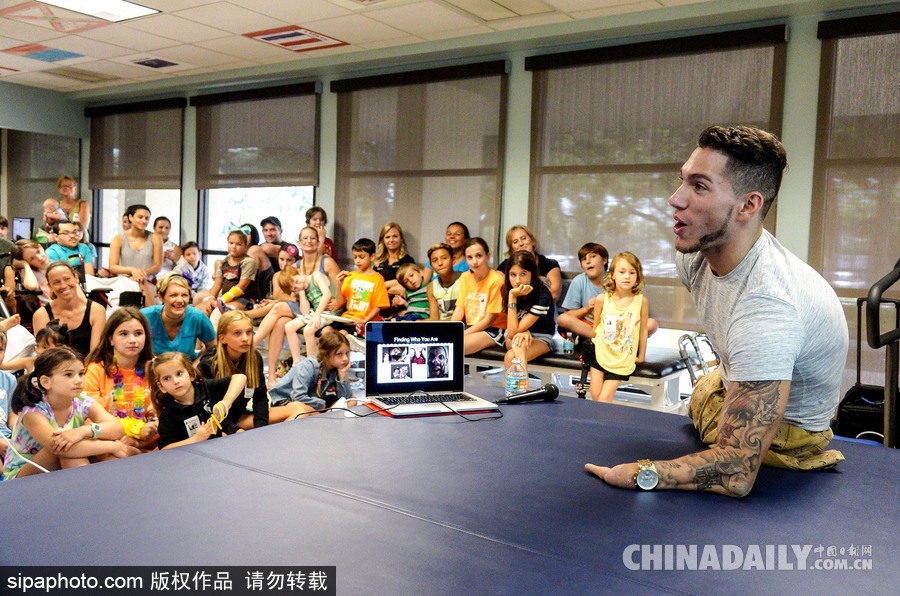 傳遞正能量！美國無腿獨臂男子鼓勵疾病兒童