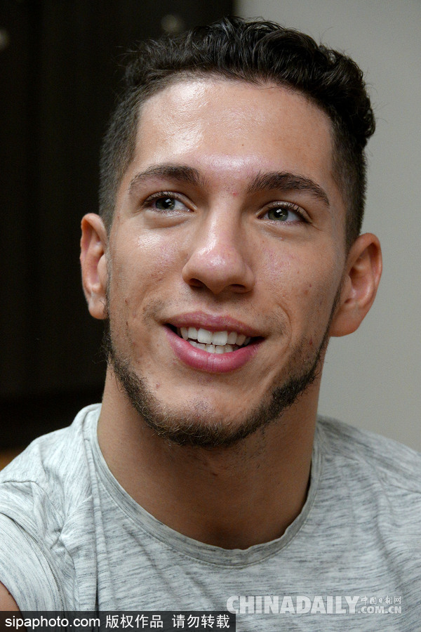 傳遞正能量！美國無腿獨臂男子鼓勵疾病兒童