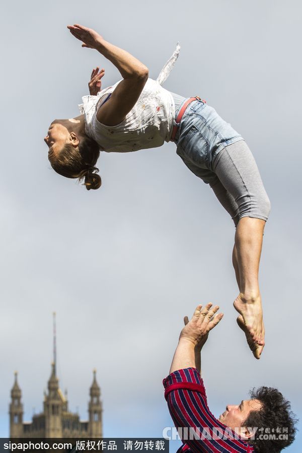 這才叫“放飛自我” 馬戲團成員倫敦街頭上演花式空翻
