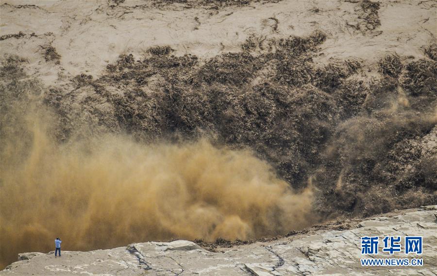 今年最大洪峰過(guò)境壺口瀑布 巨浪滔天場(chǎng)面壯觀