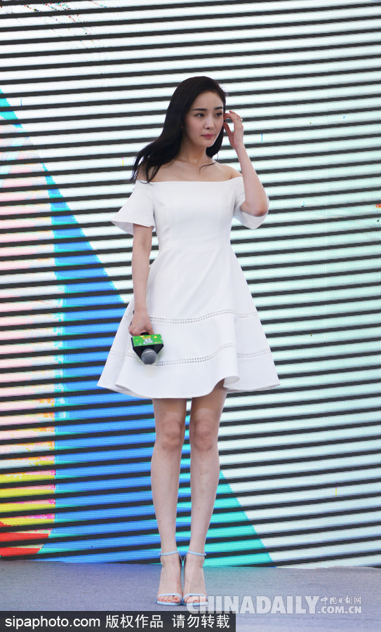 楊冪空降南京引發粉絲圍觀 一身白色露肩短裙小清新