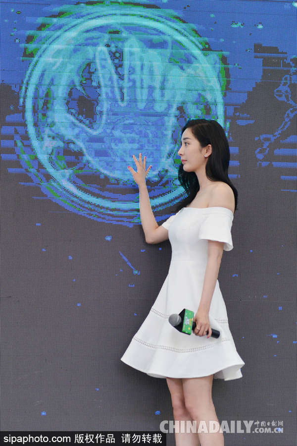 楊冪空降南京引發粉絲圍觀 一身白色露肩短裙小清新