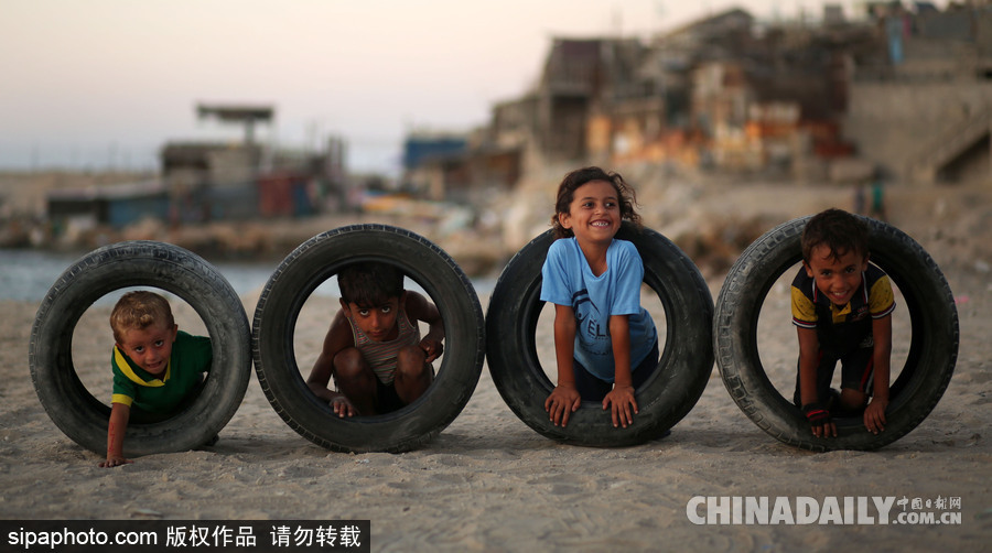 加沙海灘日常 夕陽下兒童玩耍天真活潑